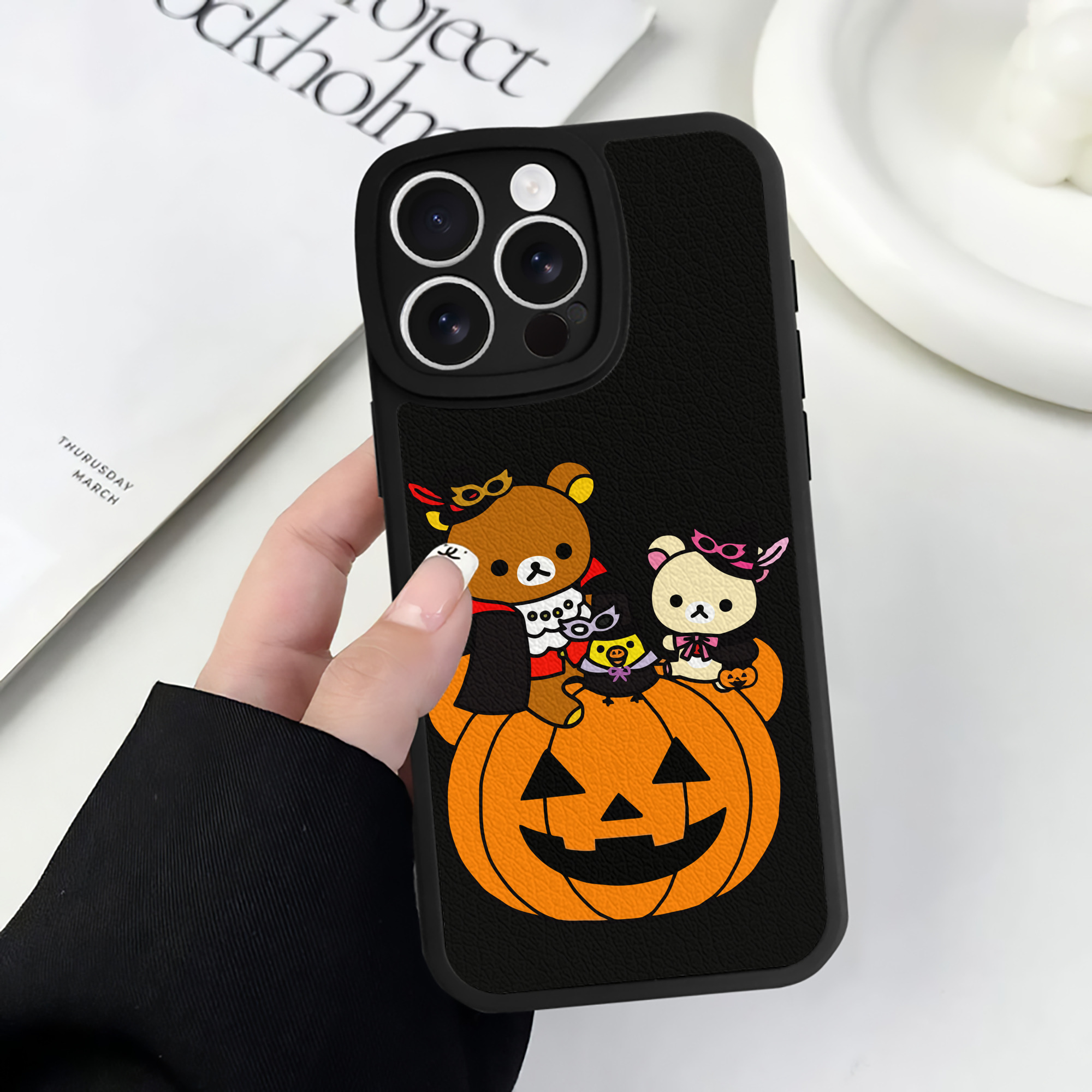 （画像用） リラックマ リラックマ キイロイトリ Rilakkuma Korilakkuma Kiiroitori 【iPhone 16シリーズ対応】シリコンスマホケース（レザー調） 材質：シリコン
